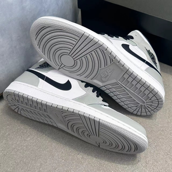 Air Jordan 1  Mid - Picture 3 of 7